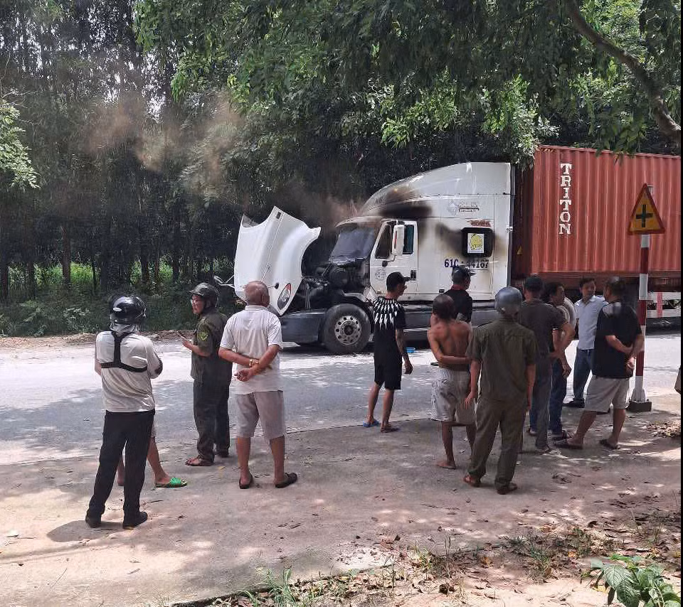 Cháy cabin xe container, một người tử vong, 2 người khác bị thương nghi do mâu thuẫn tình cảm -0