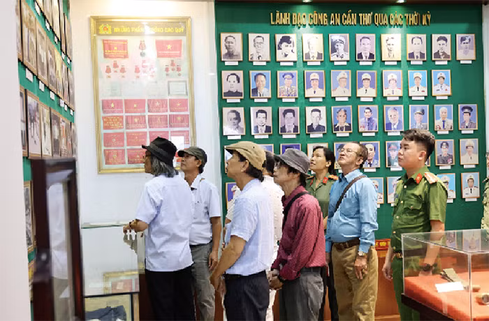 Trang 26: Vang bóng một thời trận đánh “Hóa trang kỳ tập” -0