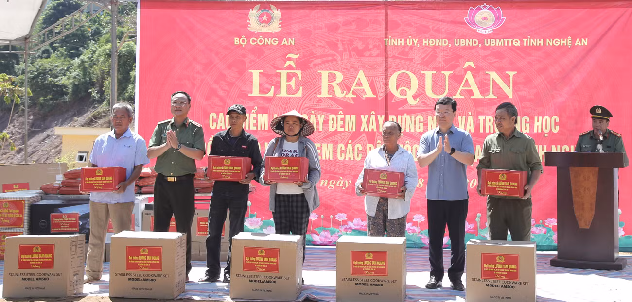 Bộ Công an phát động cao điểm 40 ngày đêm xây dựng nhà, trường học tặng bà con, học sinh đồng bào vùng lũ Nghệ An -0