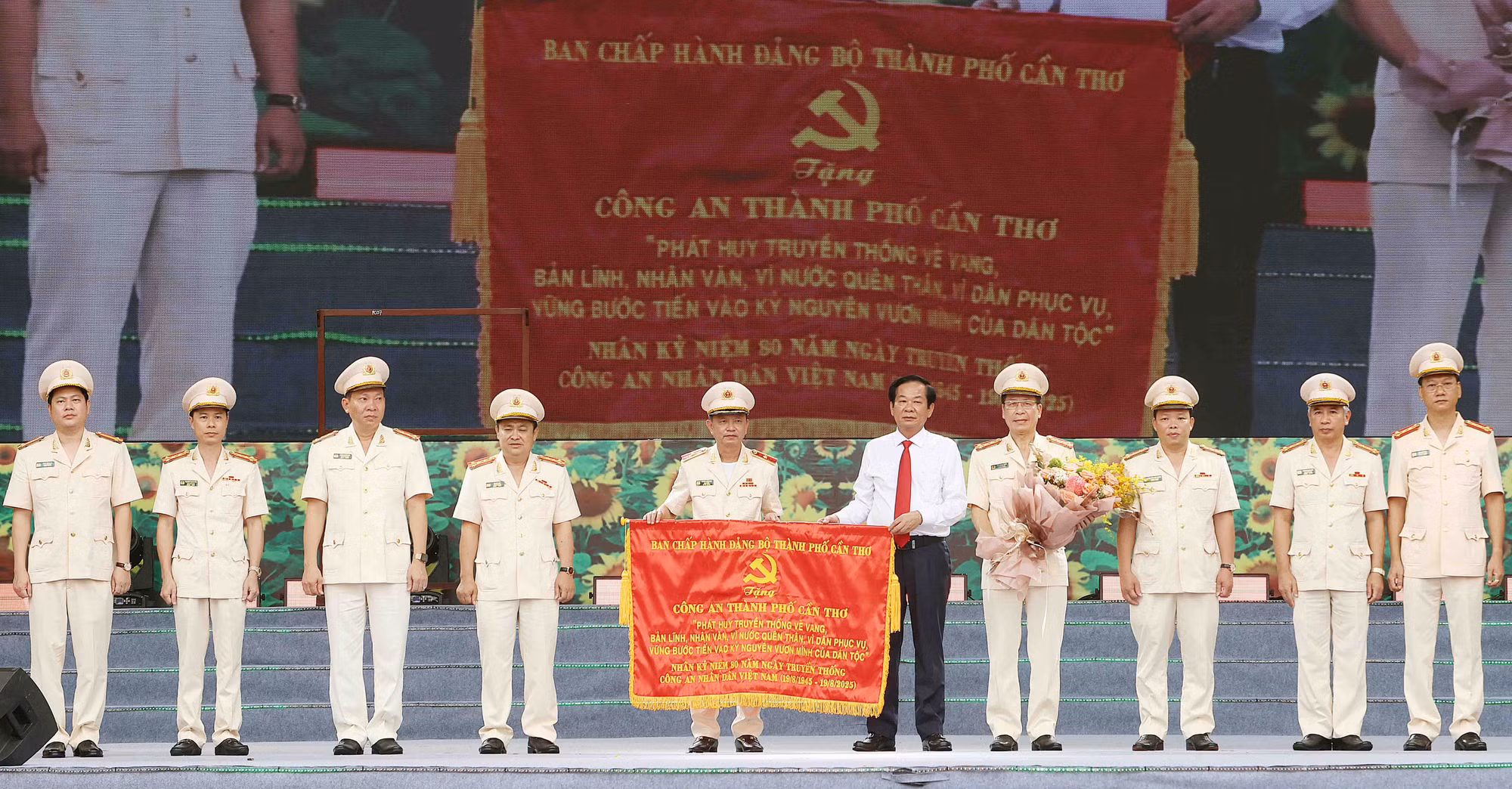 Công an TP Cần Thơ giữ vững an ninh, an toàn thành phố trung tâm vùng châu thổ Cửu Long -0