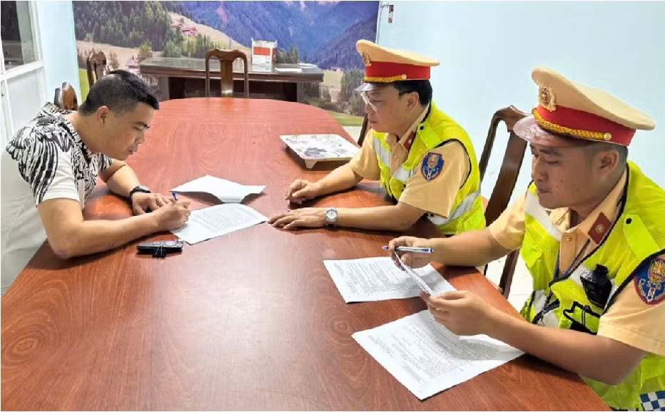Xử phạt hơn hơn 234 triệu đồng vì chở người quá quy định, tài xế không giấy phép -0
