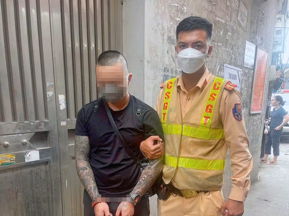 Vừa mua xong ma túy, bị CSGT bắt tại trận -0