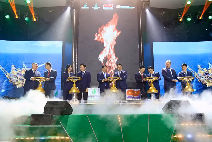 Vietsovpetro đón dòng dầu đầu tiên từ mỏ Kình Ngư Trắng - Kình Ngư Trắng Nam -0