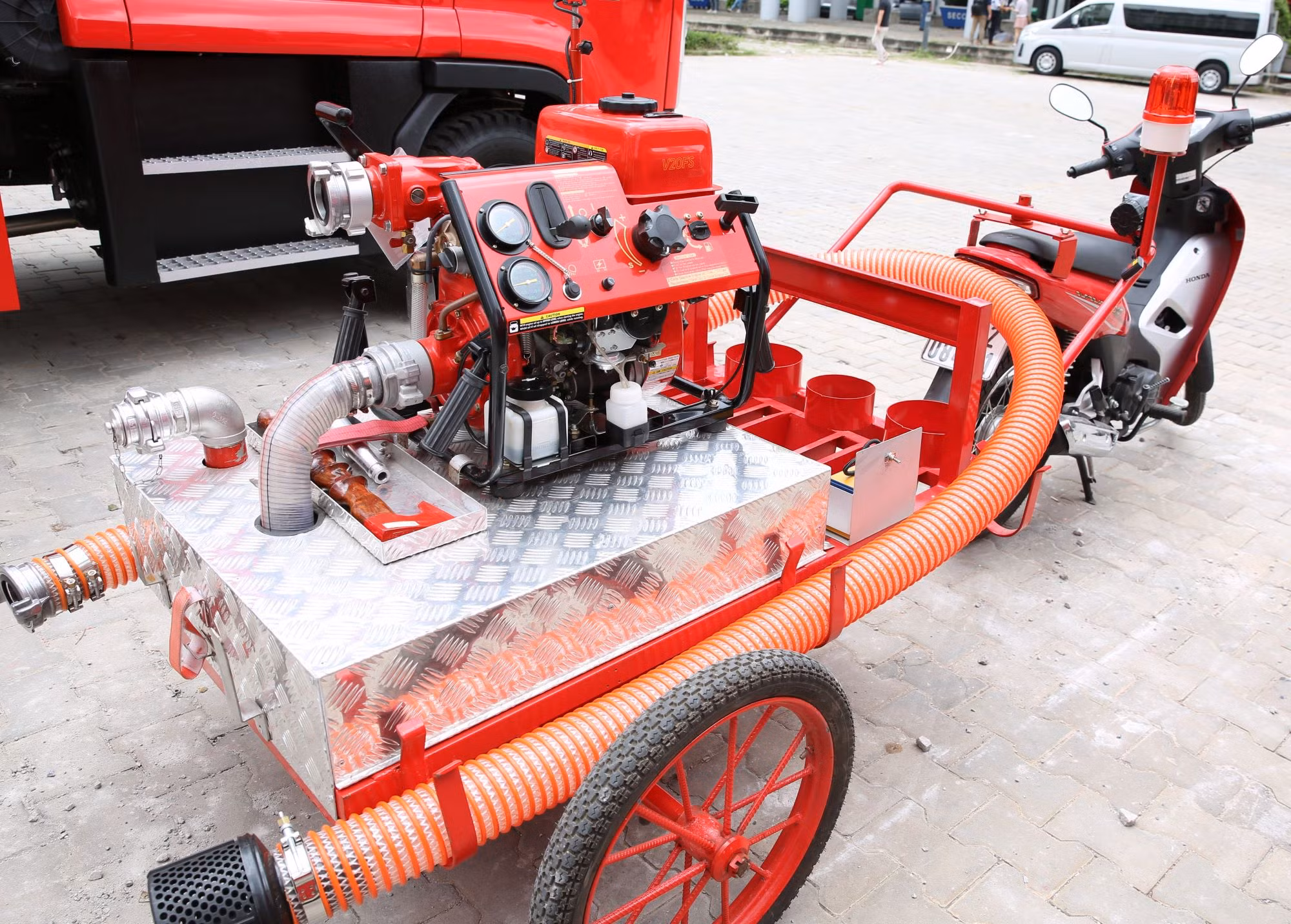 Nhiều người trầm trò khi tận mắt xem các phương tiện chữa cháy, CNCH mới lạ, hiện đại -0