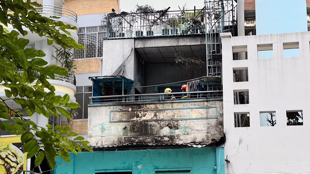 Giải cứu cụ già ngồi xe lăn và 2 trẻ nhỏ trong vụ cháy căn nhà 2 tầng -0