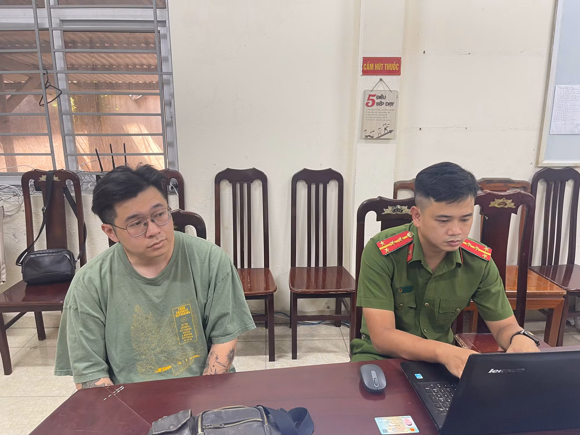 Tạm giữ hình sự đối tượng hành hung người phụ nữ ở chung cư Hà Nội -0