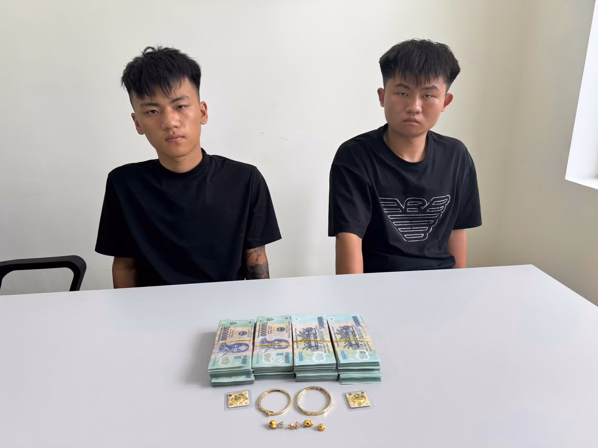 Khách nước ngoài tra tay vào “lắc bạc” vì trộm tiền và nhẫn vàng của đồng hương -0