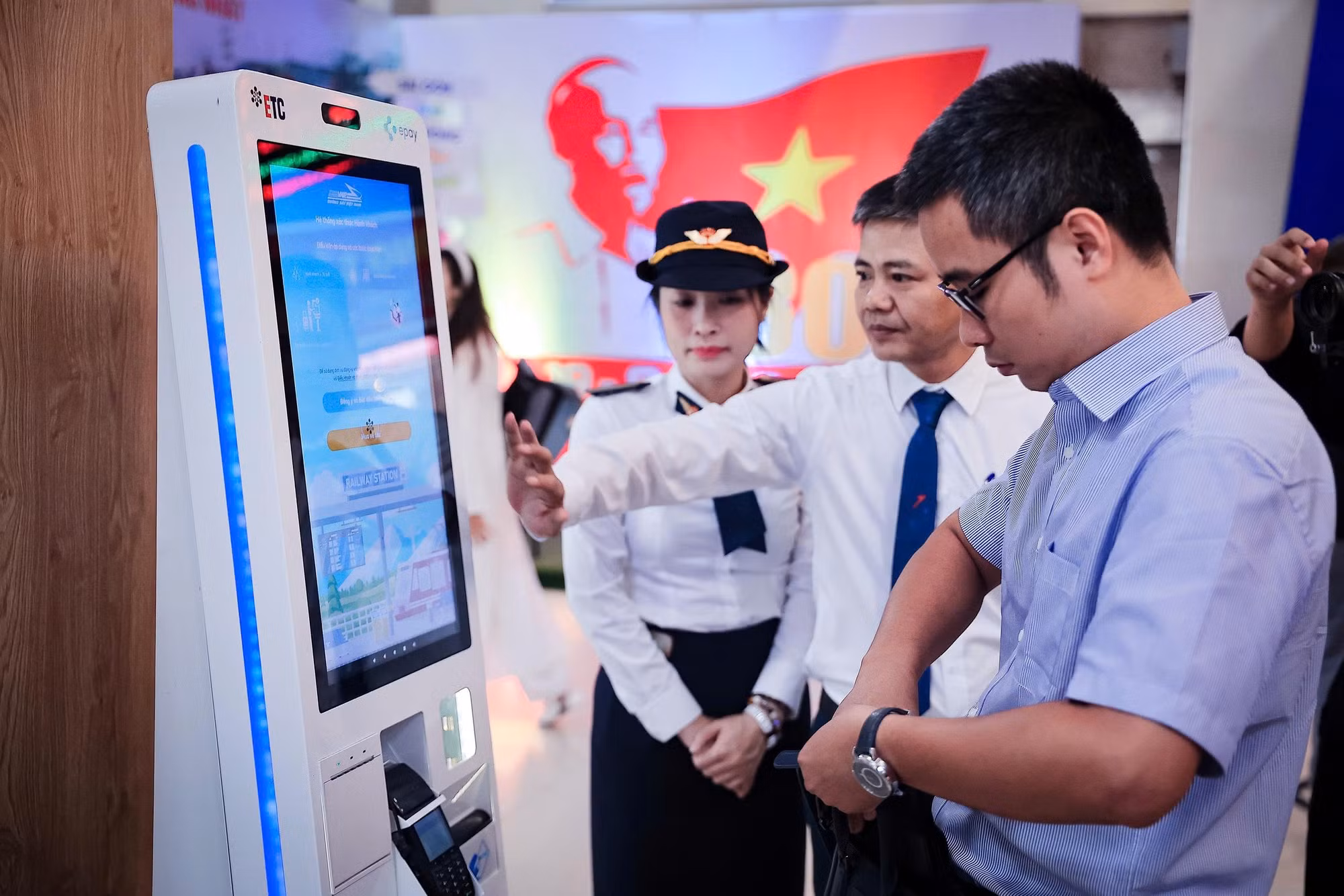 Hôm nay, Đường sắt Việt Nam ra mắt Đoàn tàu 5 cửa ô và hệ thống kiểm soát vé bằng công nghệ sinh trắc học -0