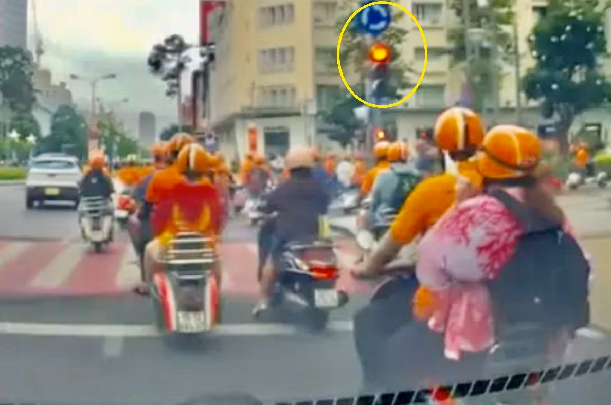 Đoàn xe Vespa của công ty du lịch chở khách ngang nhiên vượt...đèn đỏ -0