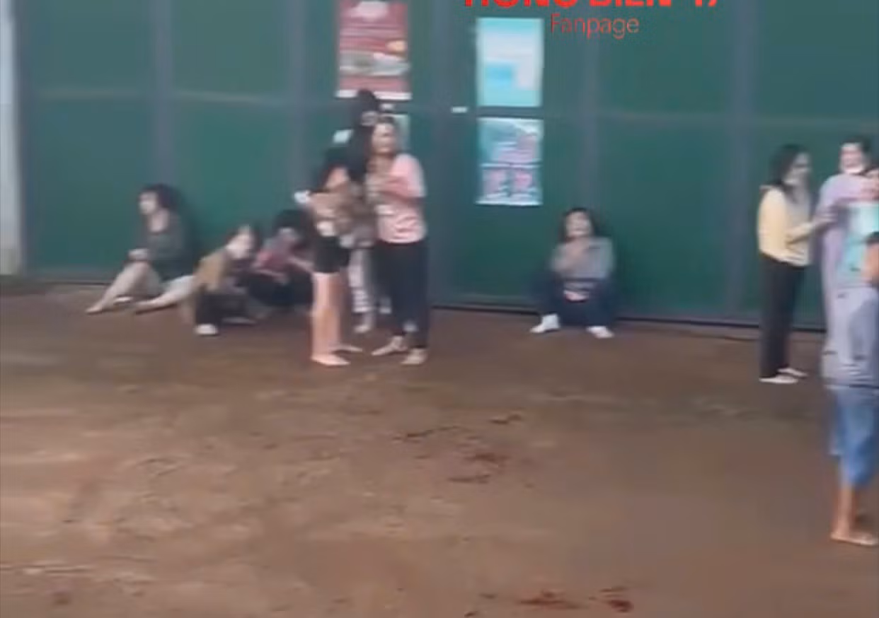 Nhiều người kêu cứu khi xe khách bất ngờ bị lật trên đường Hồ Chí Minh -0