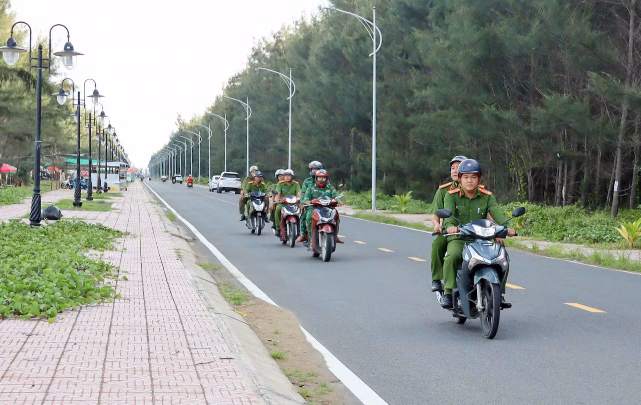 Công an phường Trường Long Hòa giữ vững an ninh trật tự, góp phần phát triển kinh tế ven biển -0