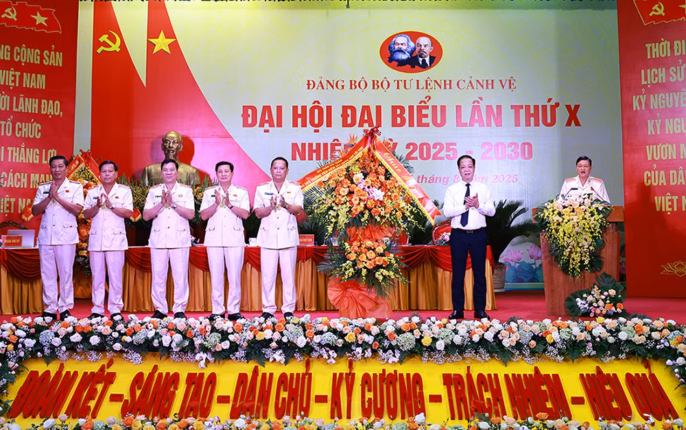 Chủ động, sáng tạo, sẵn sàng xả thân vì sự nghiệp bảo vệ Đảng và Lãnh tụ -1