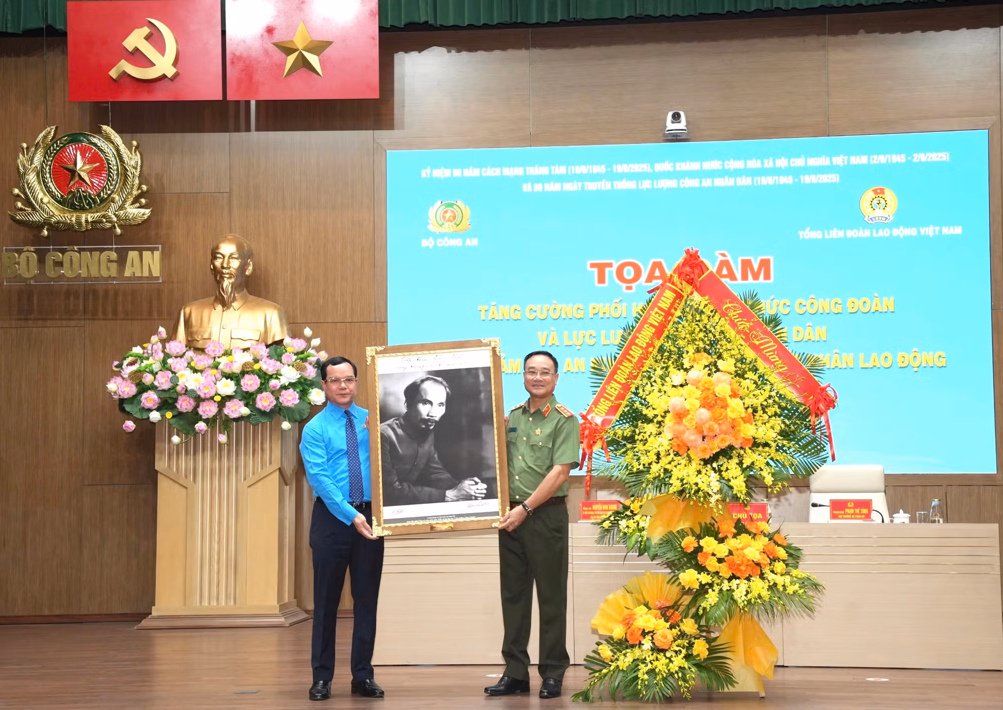 Nâng cao hiệu quả phối hợp giữa lực lượng CAND và tổ chức Công đoàn trong đảm bảo an ninh công nhân -0