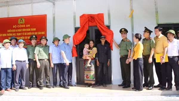 Chung tay xây dựng nhà, trường học tặng bà con, học sinh đồng bào vùng lũ Nghệ An