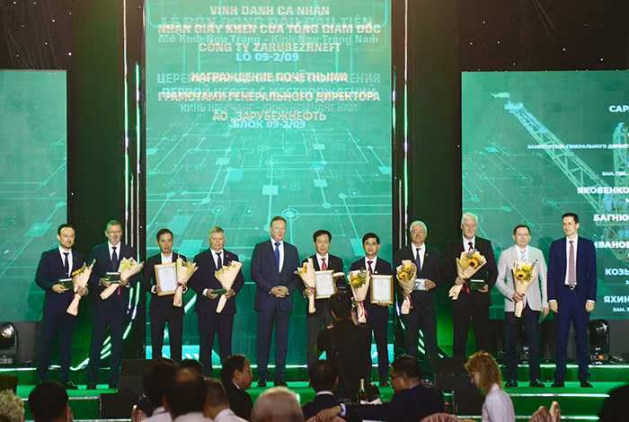 Vietsovpetro đón dòng dầu đầu tiên từ mỏ Kình Ngư Trắng - Kình Ngư Trắng Nam -0
