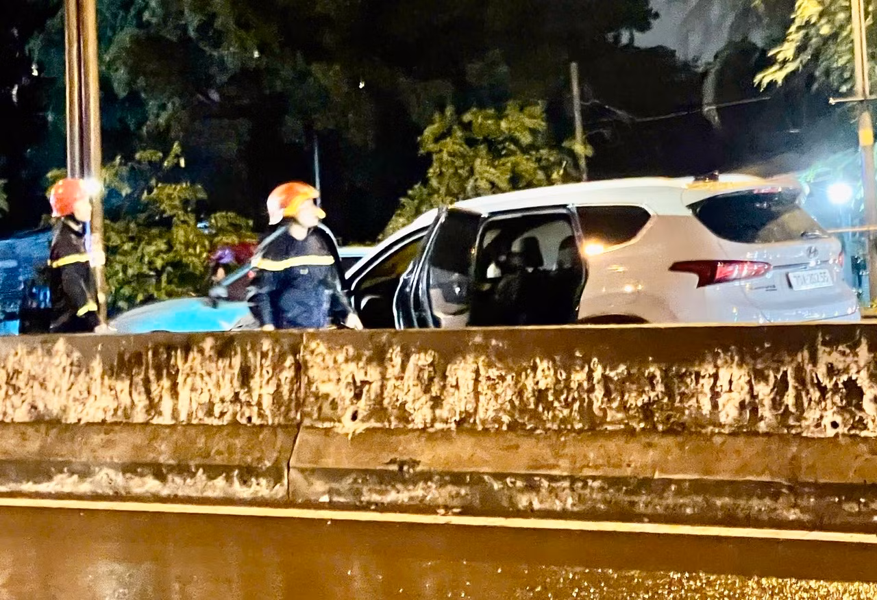 Dập tắt kịp thời vụ cháy xe ô tô 7 chỗ trong cơn mưa lớn -0