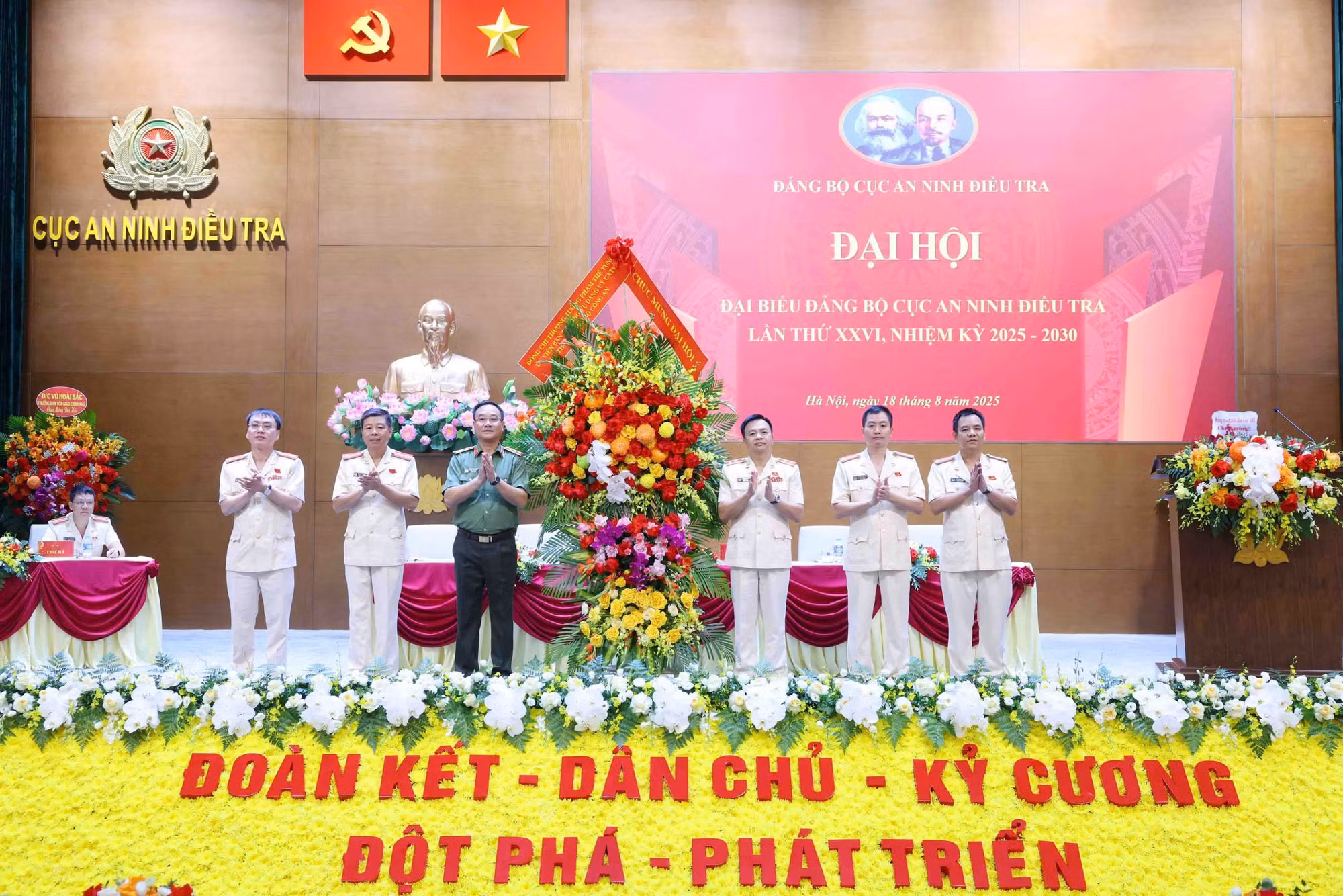 Xây dựng đội ngũ cán bộ, đảng viên, chiến sĩ trong Đảng bộ -0