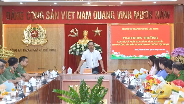 Khen thưởng Ban chuyên án triệt phá đường dây đánh bạc qua mạng hơn 20 ngàn tỷ đồng