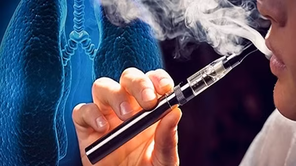 Đề xuất phạt cả người hút thuốc lá điện tử và người không ngăn cản