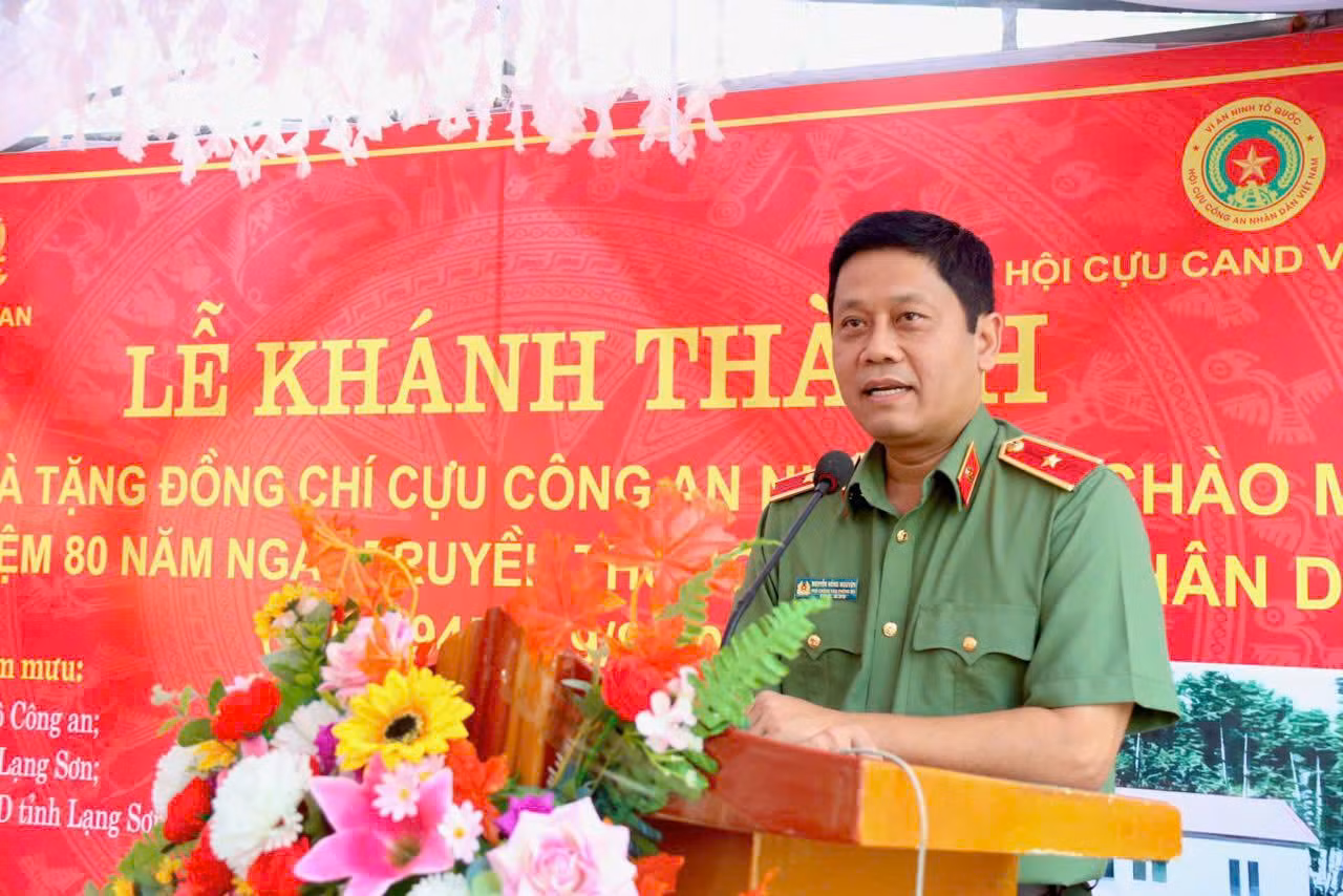 Bộ Công an trao tặng nhà cho gia đình cựu CAND Hoàng Văn Đáo có hoàn cảnh khó khăn tại xã Vũ Lăng -0