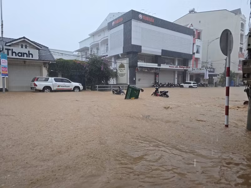 Sập bờ taluy đè 2 du khách thương vong -0