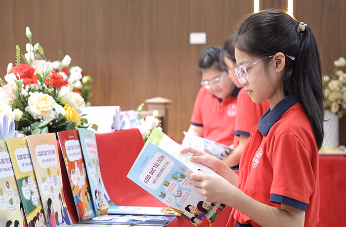 Ra mắt sách “Giáo dục tài chính” – cầu nối đưa kiến thức tài chính đến với học sinh -0