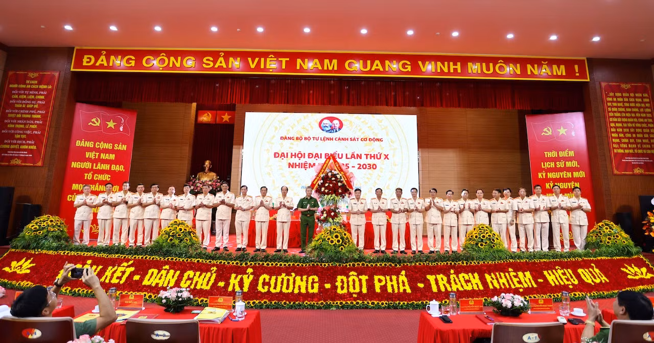 Cảnh sát cơ động phải là 