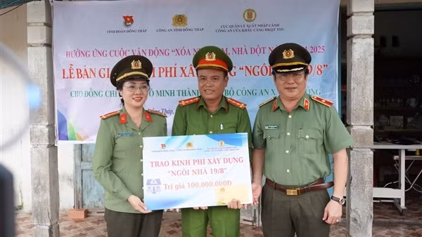Công an Cửa khẩu CHKQT Tân Sơn Nhất bàn giao kinh phí xây dựng “Ngôi nhà 19/8” tại Đồng Tháp