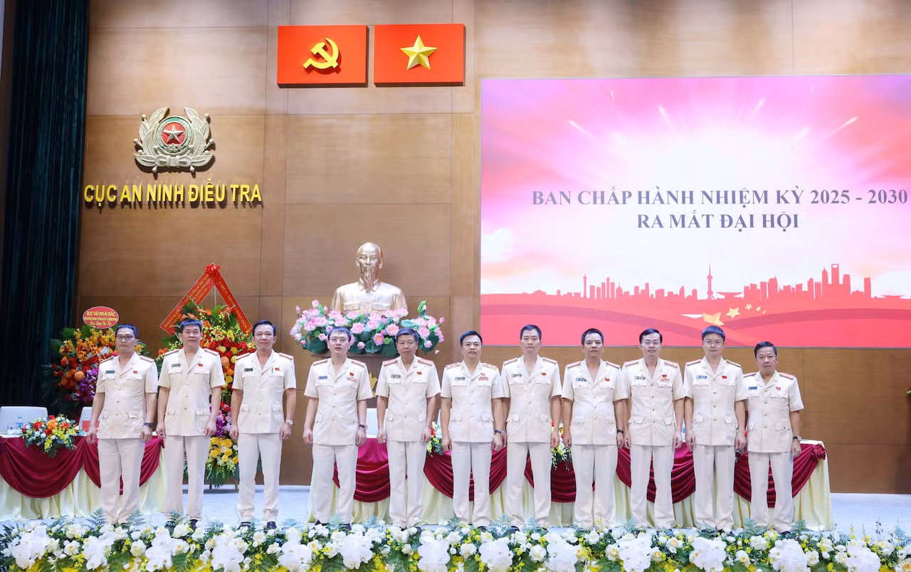 Xây dựng đội ngũ cán bộ, đảng viên, chiến sĩ trong Đảng bộ -0