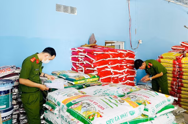 Tạm giữ trên 77 tấn sản phẩm vật tư nông nghiệp không rõ nguồn gốc -0