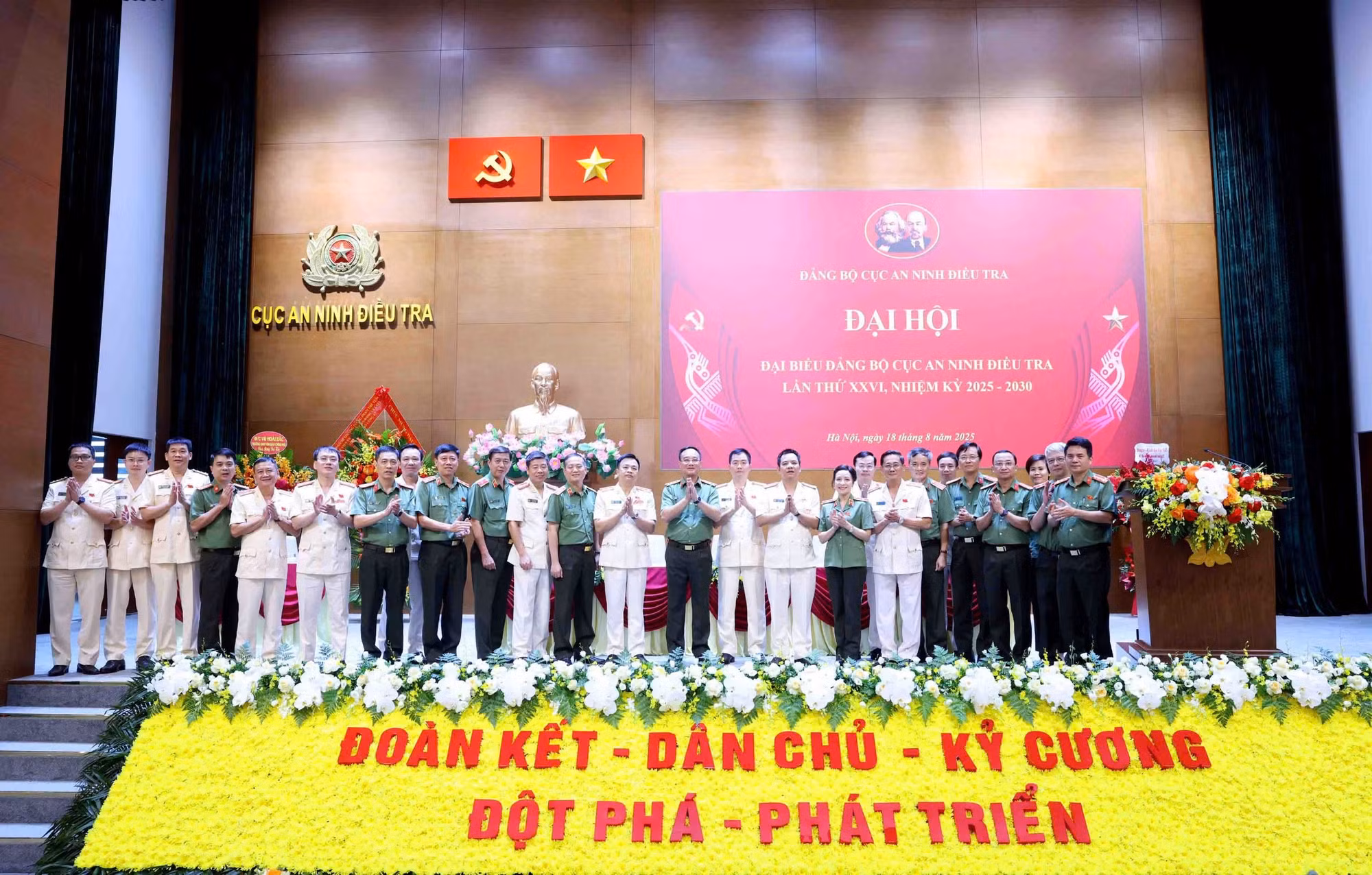 Xây dựng đội ngũ cán bộ, đảng viên, chiến sĩ trong Đảng bộ -0