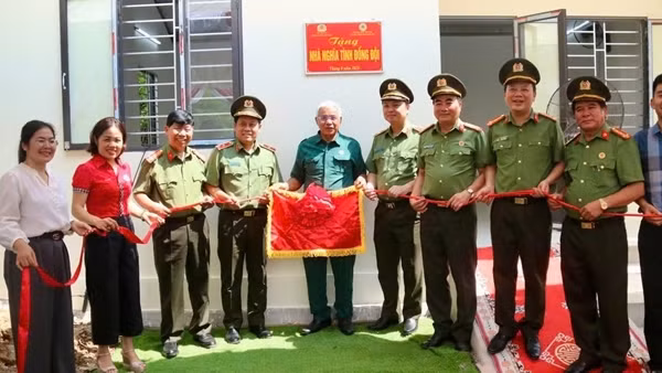 Trao tặng nhà cho gia đình cựu CAND có hoàn cảnh khó khăn ở Lạng Sơn