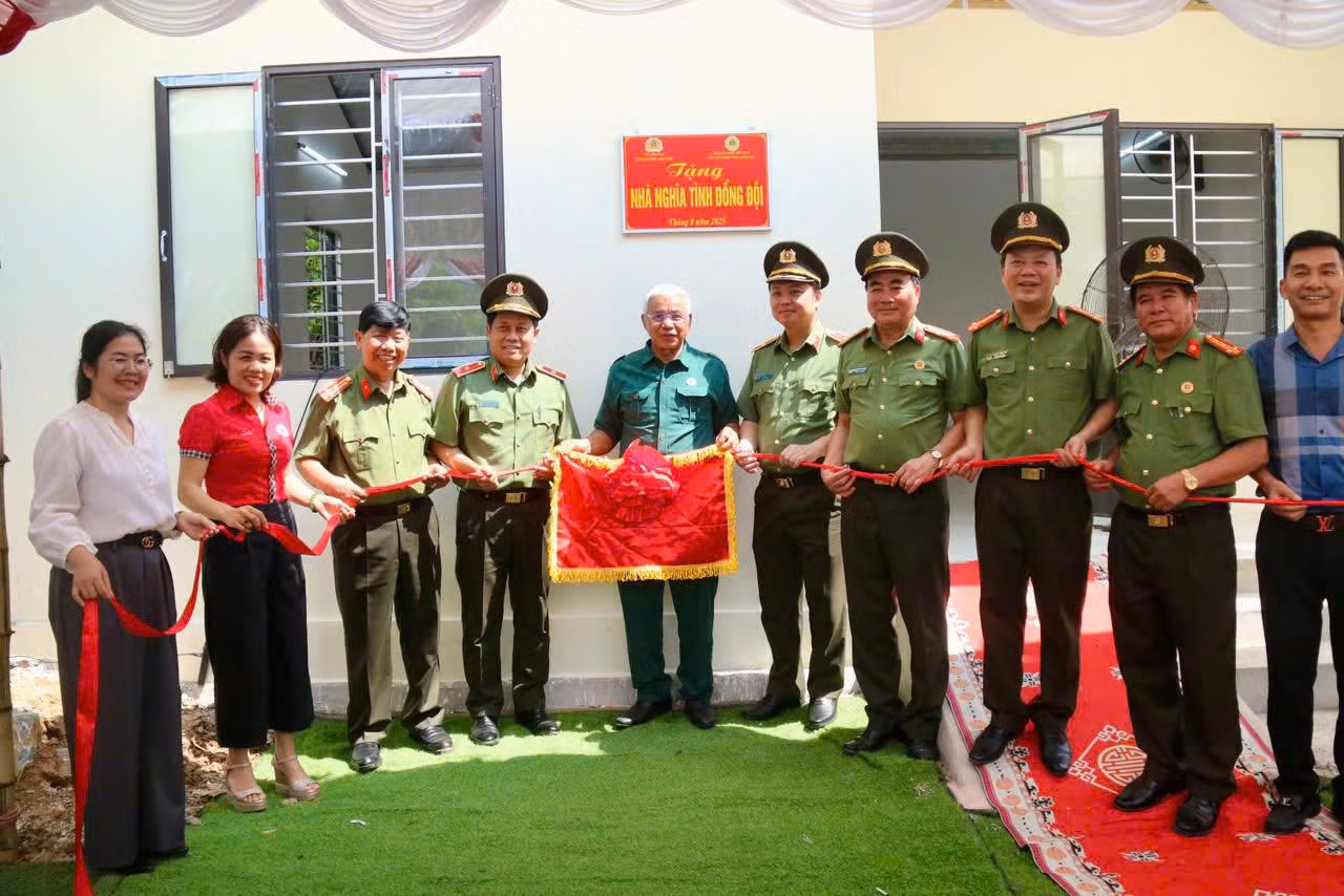 Bộ Công an trao tặng nhà cho gia đình cựu CAND Hoàng Văn Đáo có hoàn cảnh khó khăn tại xã Vũ Lăng -0