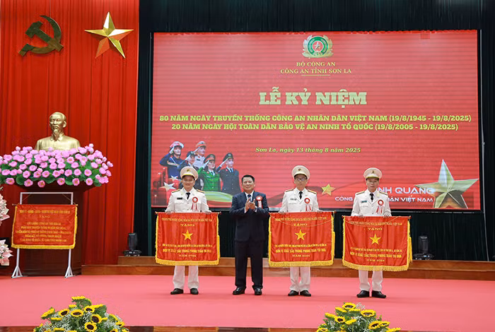 Phát huy truyền thống 80 năm xây dựng, chiến đấu và trưởng thành, đảm bảo vững chắc ANTT, phục vụ sự nghiệp phát triển kinh tế, xã hội của địa phương -1