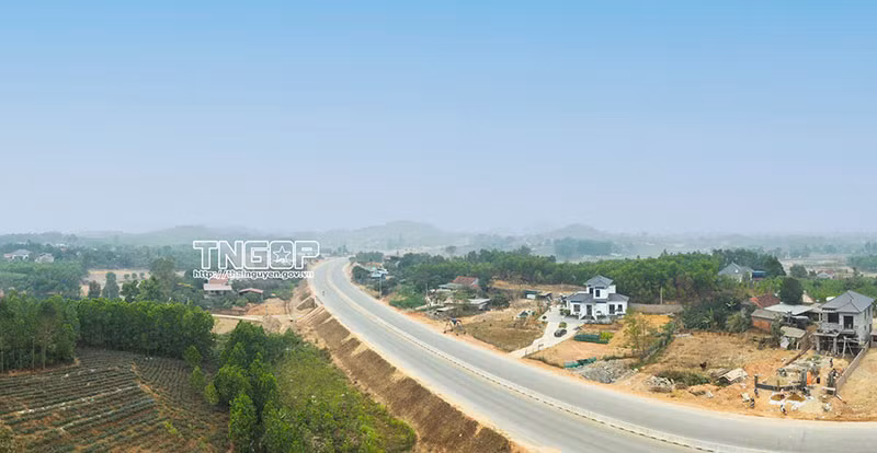 Khi hai mặt nước soi chung bầu trời -0