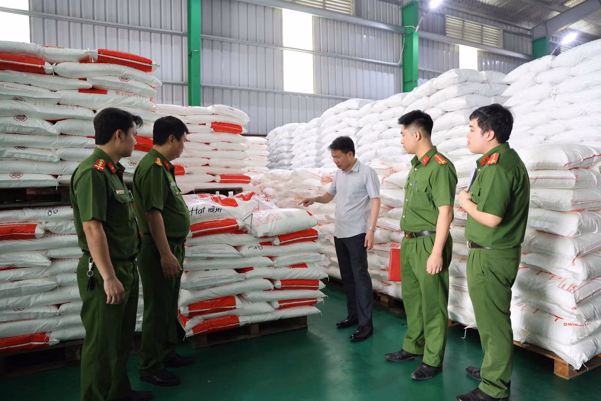 Các đối tượng đã sản xuất, buôn bán hạt nêm, bột canh giả như thế nào? -0