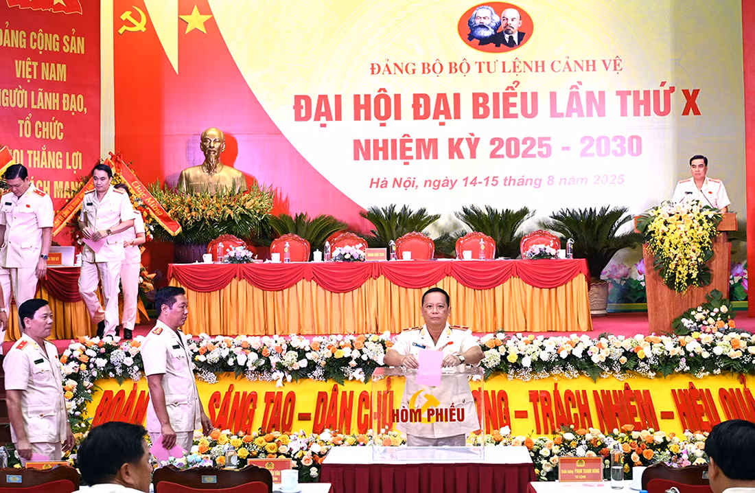 Chủ động, sáng tạo, sẵn sàng xả thân vì sự nghiệp bảo vệ Đảng và Lãnh tụ -0