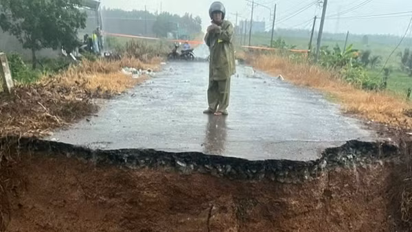 Mưa lũ gây sập cầu ở Đồng Nai