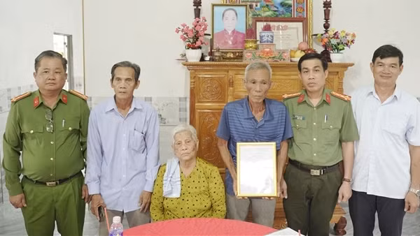 Bàn giao nhà tình nghĩa cho thân nhân thờ cúng liệt sĩ CAND