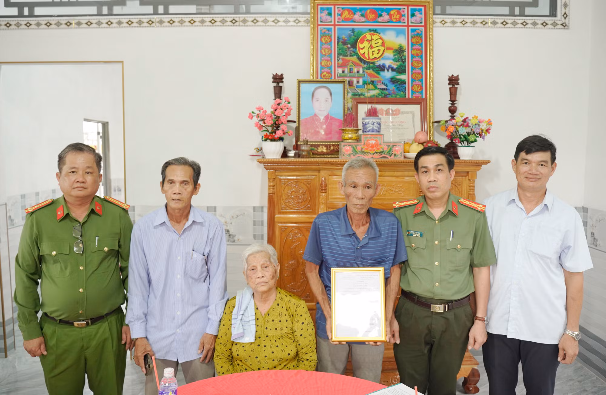 Bàn giao nhà tình nghĩa cho thân nhân thờ cúng liệt sĩ CAND -0