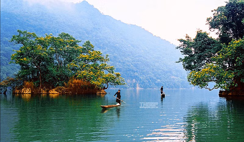 Khi hai mặt nước soi chung bầu trời -1