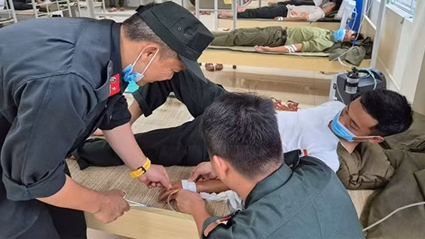 Những bác sĩ trên thao trường A80
