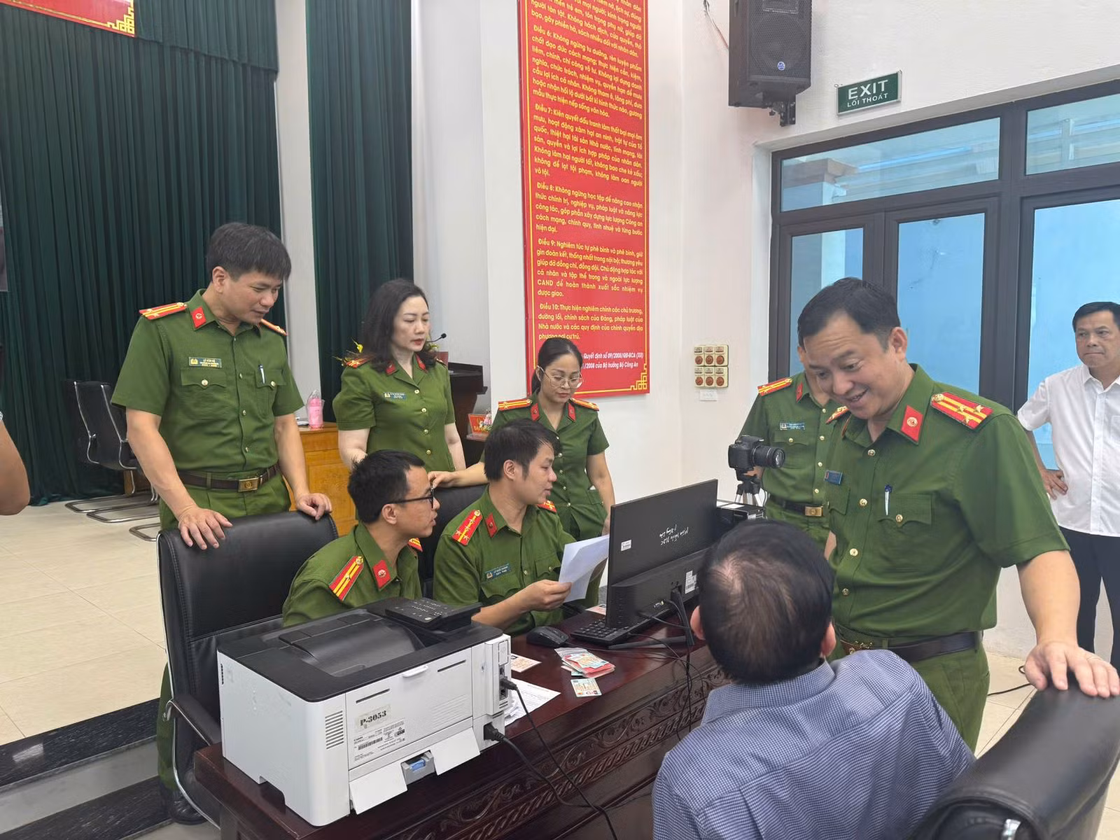 Công an Thanh Hóa đồng loạt triển khai cấp đổi Thẻ đảng viên trên nền tảng dữ liệu dân cư -0