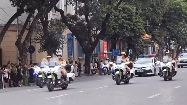 Phân luồng giao thông phục vụ chương trình nghệ thuật chính luận "Tự hào người Việt Nam"