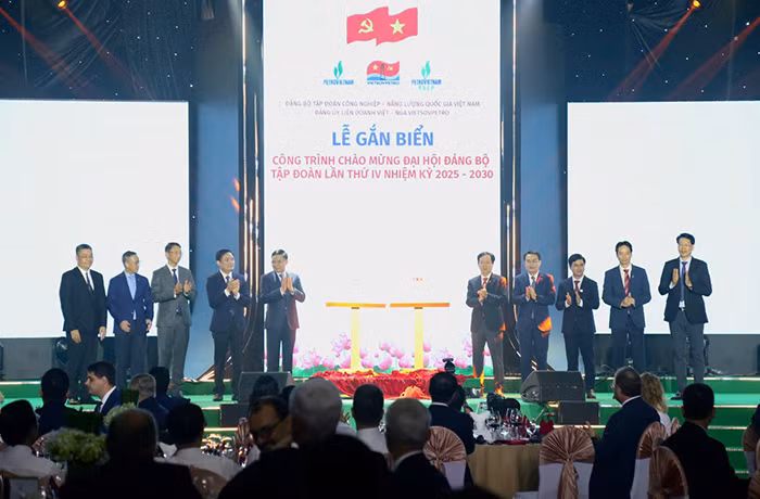 Vietsovpetro đón dòng dầu đầu tiên từ mỏ Kình Ngư Trắng - Kình Ngư Trắng Nam -0