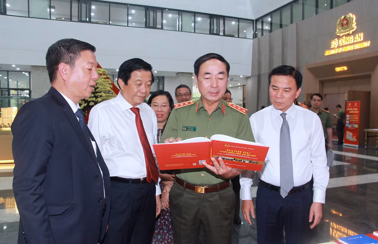 Lấy những tấm gương trong cuốn sách 