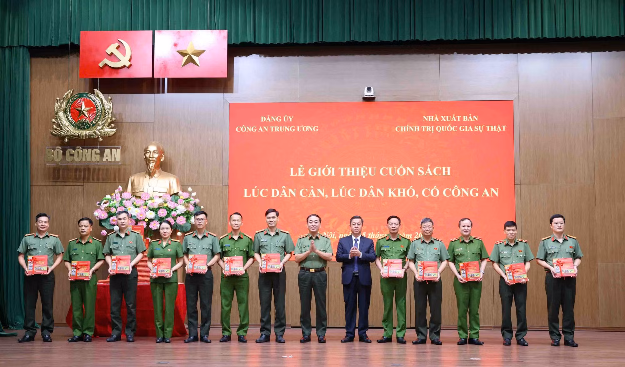 Lấy những tấm gương trong cuốn sách 