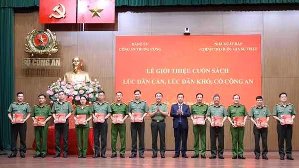 Lấy những tấm gương trong cuốn sách "Lúc dân cần, lúc dân khó, có Công an" làm động lực rèn luyện