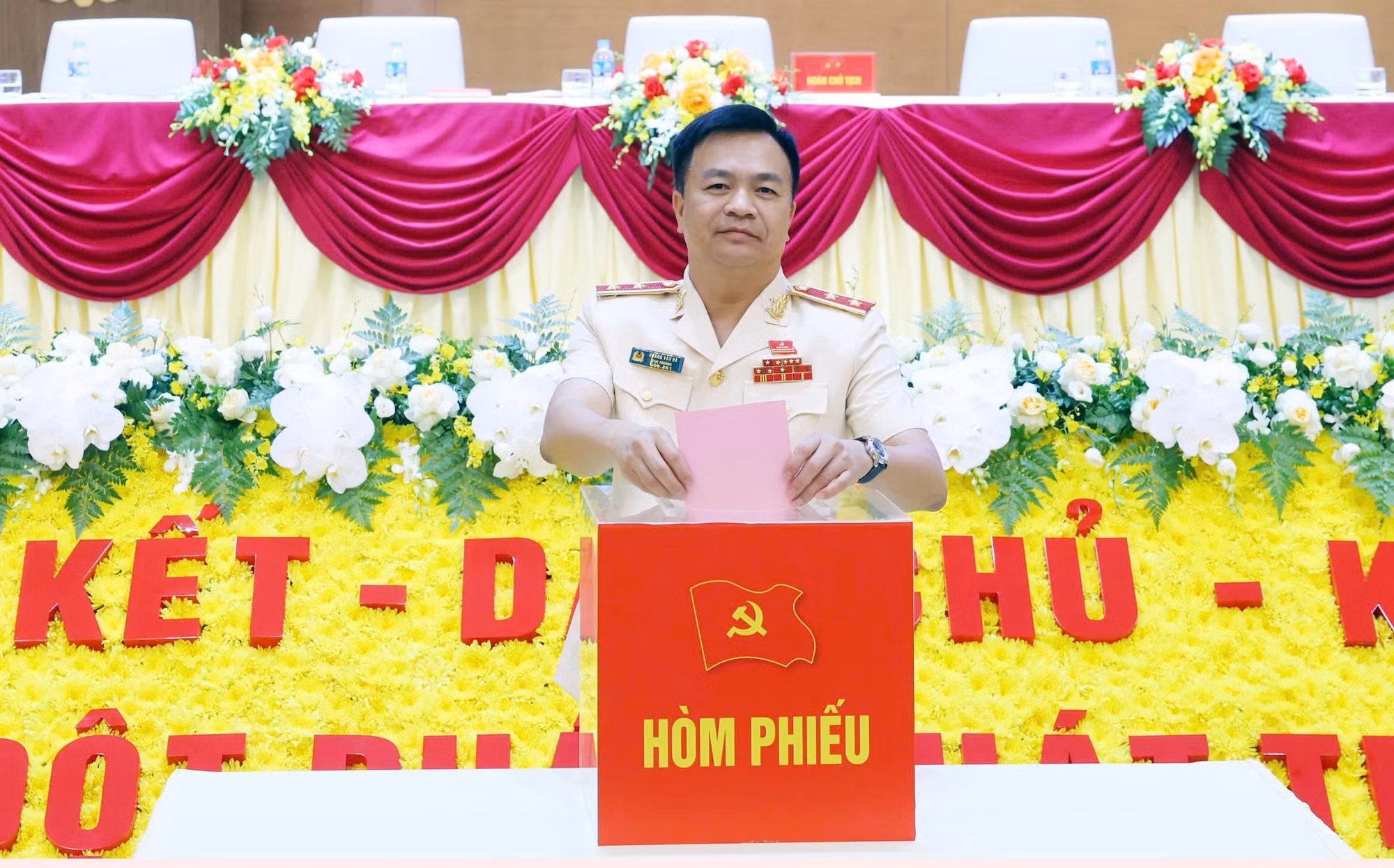 Xây dựng đội ngũ cán bộ, đảng viên, chiến sĩ trong Đảng bộ -0
