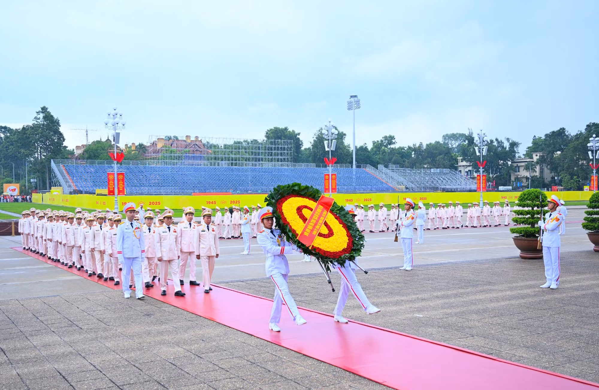 Lãnh đạo Đảng, Nhà nước, Bộ Công an vào Lăng viếng Bác -0